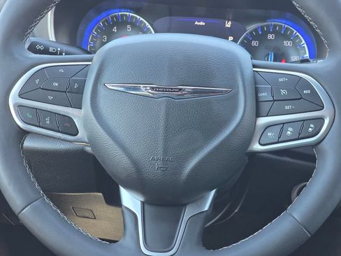 Used 2025 Chrysler Pacifica Select FWD image 17