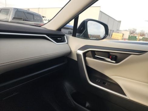 Used 2022 Toyota RAV4 XLE Premium image 24
