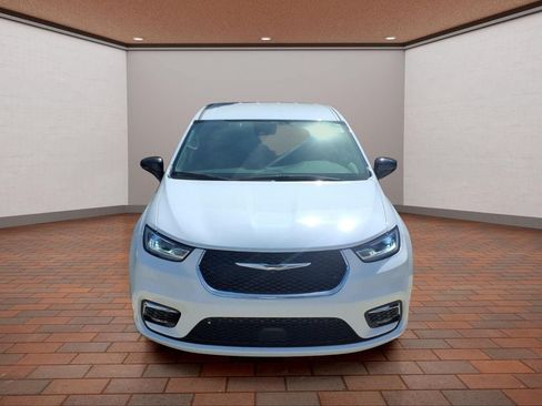 Used 2024 Chrysler Pacifica Touring-L FWD image 2