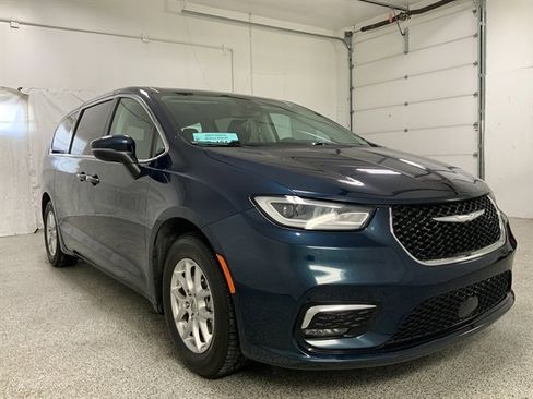 Used 2023 Chrysler Pacifica Touring-L image 3