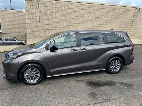 Used 2021 Toyota Sienna LE AWD/4WD image 8