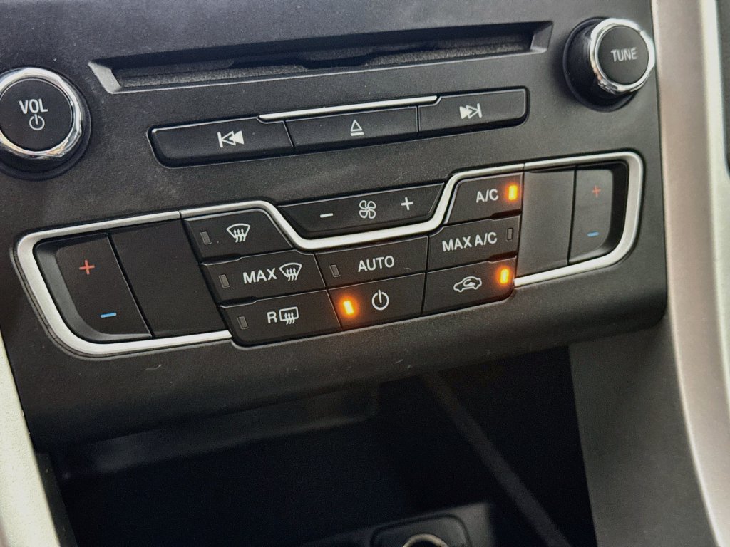Used 2016 Ford Fusion SE FWD image 17
