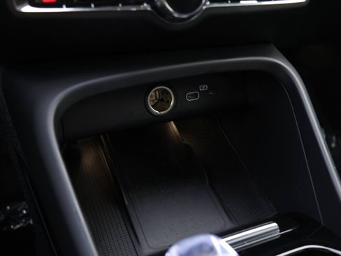 Certified 2025 Volvo XC40 B5 Plus w/ Protection Package Premier image 9