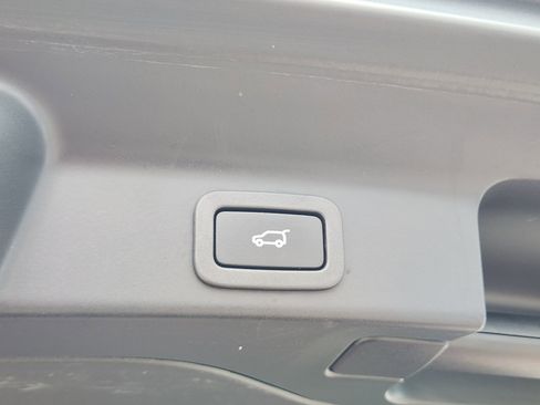 Used 2020 Jaguar F-PACE Premium image 34