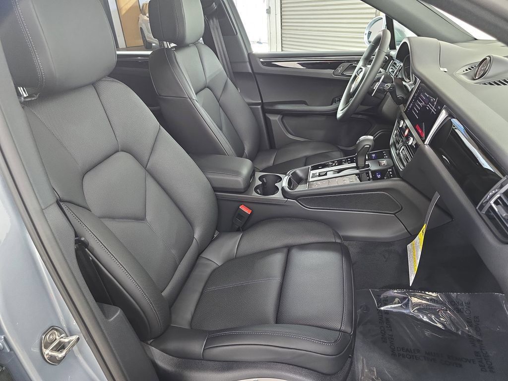 Certified 2026 Porsche Macan AWD/4WD image 27