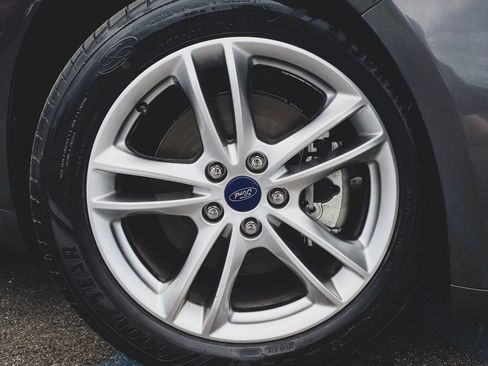 Used 2016 Ford Fusion SE FWD image 2