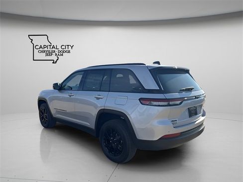 New 2025 Jeep Grand Cherokee Altitude image 7