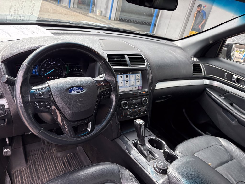 Used 2017 Ford Explorer XLT w/ Equipment Group 202A AWD/4WD image 17