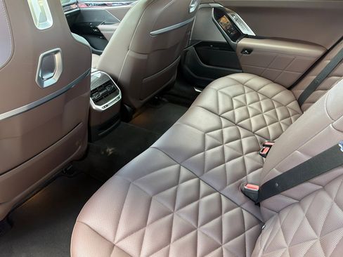Used 2024 BMW 740i w/ Premium Package 2 RWD image 15