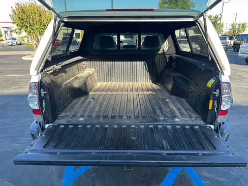 Used 2015 Toyota Tacoma PreRunner w/ SR5 Package RWD image 19
