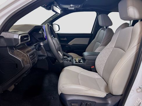 Used 2025 Toyota Tacoma Limited AWD/4WD image 18