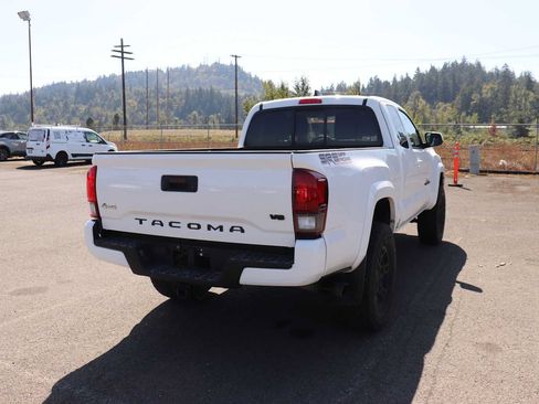 Used 2022 Toyota Tacoma SR5 AWD/4WD image 5