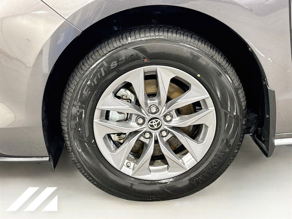 Used 2024 Toyota Sienna XLE AWD/4WD image 34