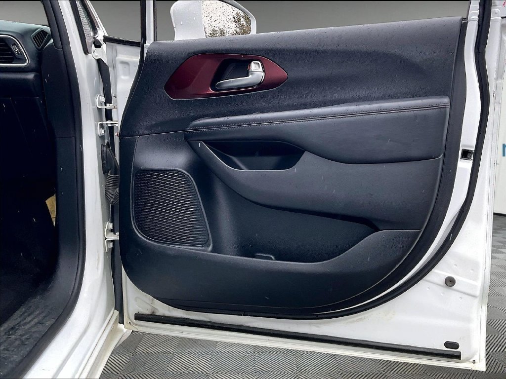 Used 2020 Chrysler Pacifica Touring-L FWD image 11