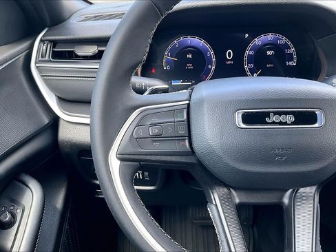 Used 2025 Jeep Grand Cherokee Laredo X RWD image 24