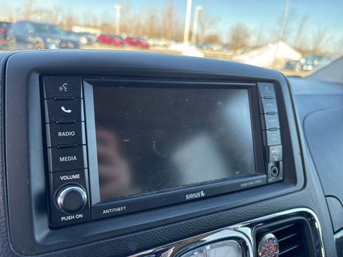 Used 2016 Chrysler Town & Country Touring image 23