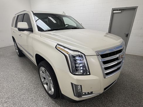 Used 2015 Cadillac Escalade Premium AWD/4WD image 3