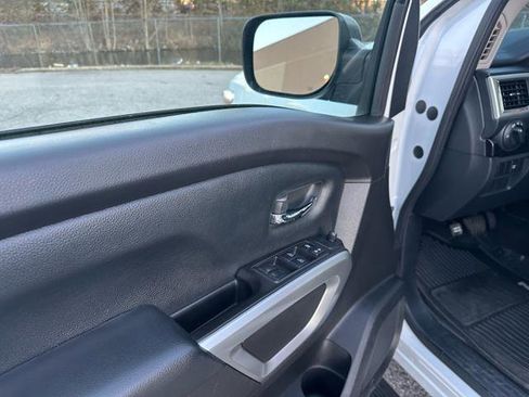 Used 2019 Nissan Titan SV image 16