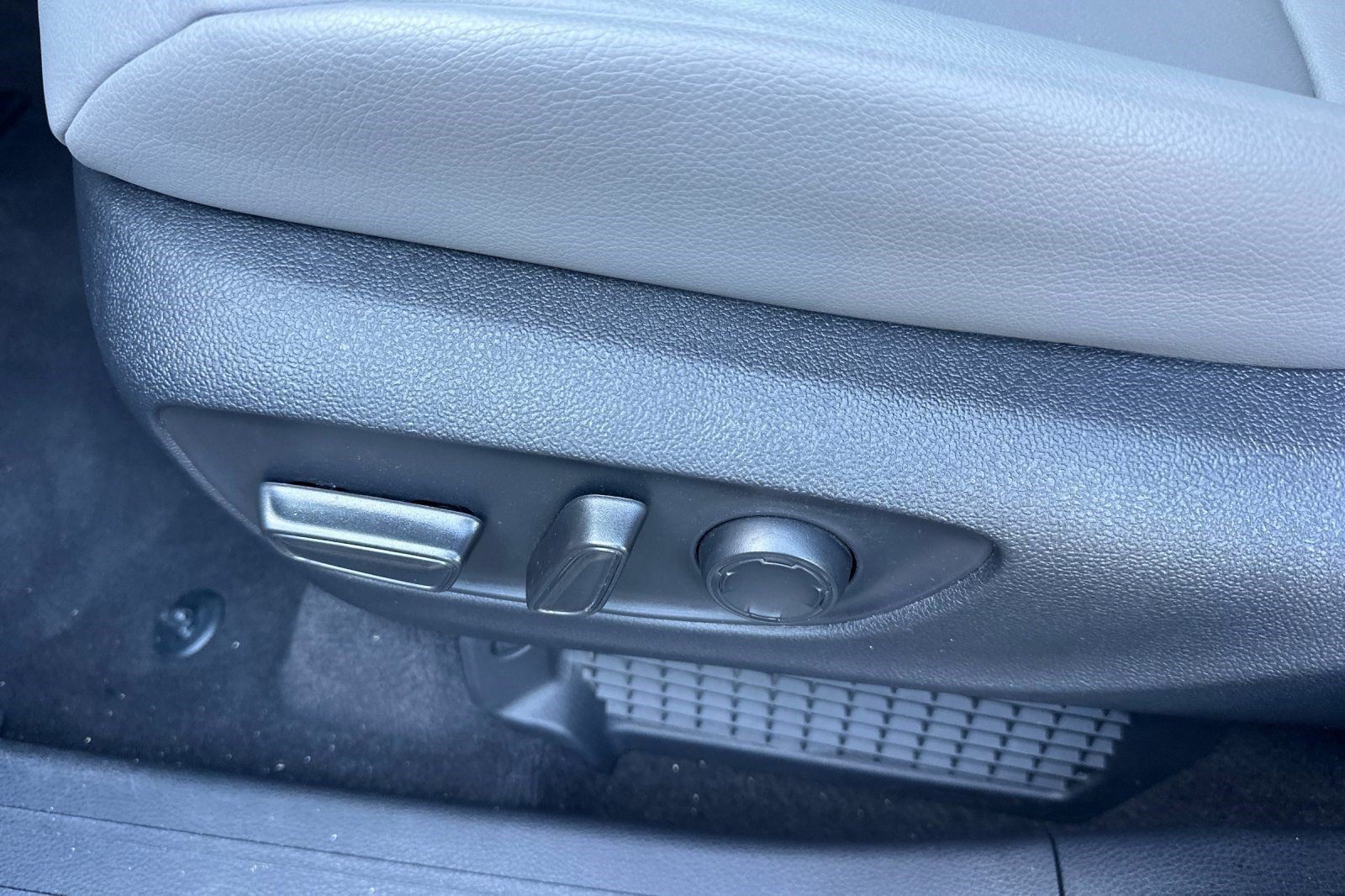 Used 2026 Toyota Sienna XLE FWD image 14