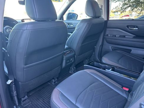 Used 2024 Nissan Pathfinder Platinum image 27