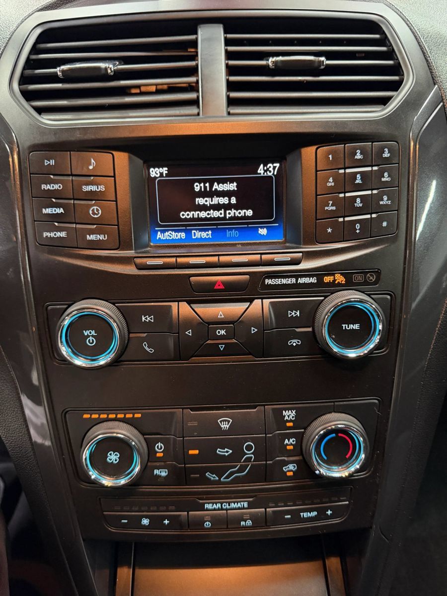 Used 2018 Ford Explorer XLT FWD image 36
