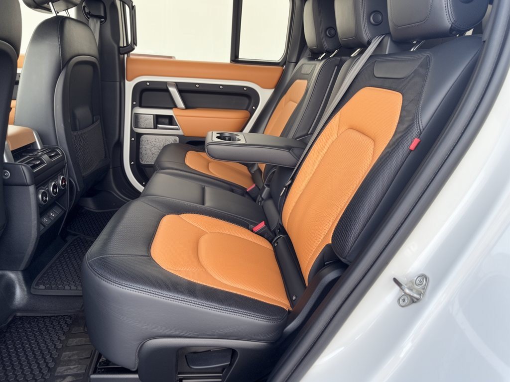 Used 2024 Land Rover Defender 130 X-Dynamic SE AWD/4WD image 25