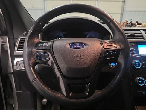 Used 2018 Ford Explorer XLT AWD/4WD image 8