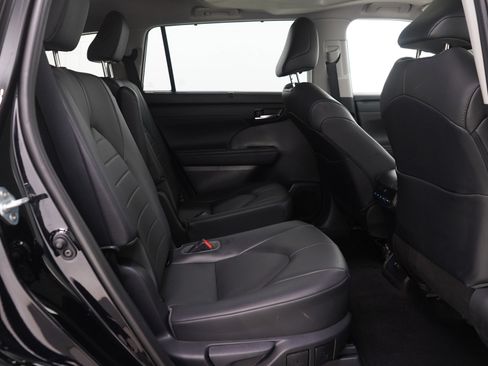 Used 2020 Toyota Highlander XLE image 14