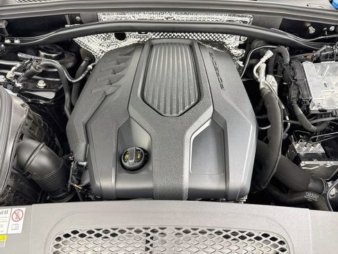 Certified 2023 Porsche Macan Turbo AWD/4WD image 31