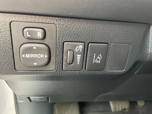 Used 2018 Toyota RAV4 LE AWD/4WD image 13