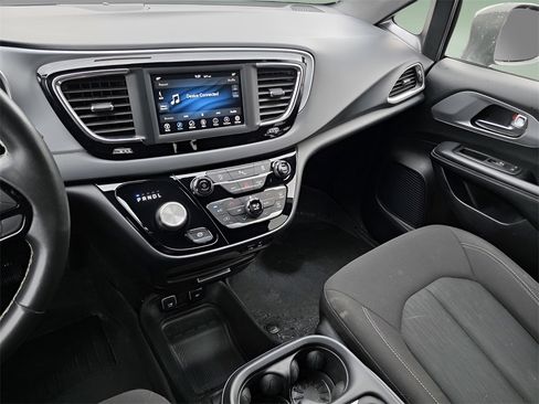 Used 2020 Chrysler Pacifica Touring w/ S Appearance Package image 31