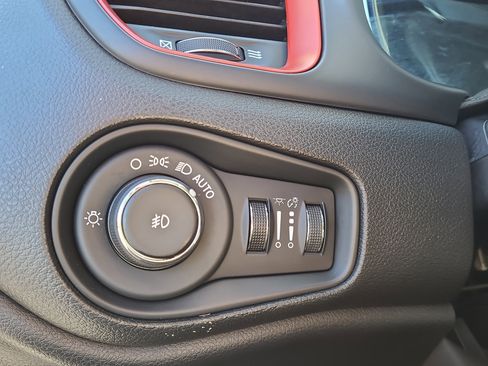 Used 2016 Jeep Renegade Trailhawk w/ Premium Trailhawk Package image 21