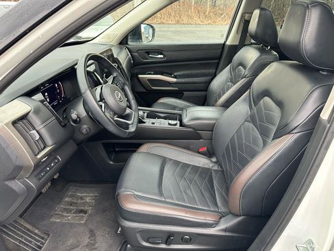 Used 2023 Nissan Pathfinder Platinum image 9