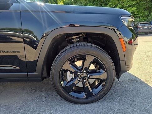 New 2025 Jeep Grand Cherokee L Altitude image 2