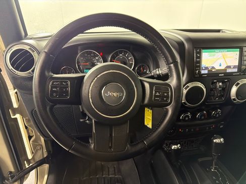 Used 2017 Jeep Wrangler Unlimited Sahara w/ Connectivity Group AWD/4WD image 12