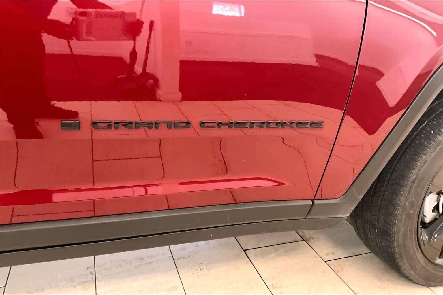 Used 2023 Jeep Grand Cherokee Altitude RWD image 9