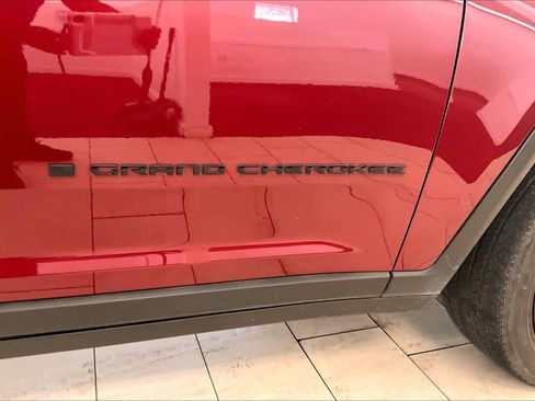 Used 2023 Jeep Grand Cherokee Altitude RWD image 9
