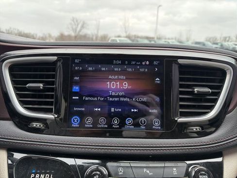 Used 2017 Chrysler Pacifica Limited image 35