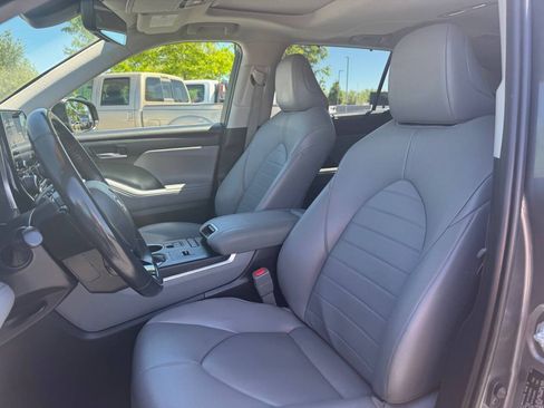 Used 2021 Toyota Highlander XLE AWD/4WD image 12