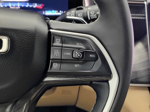 Used 2024 Jeep Grand Cherokee Limited image 42