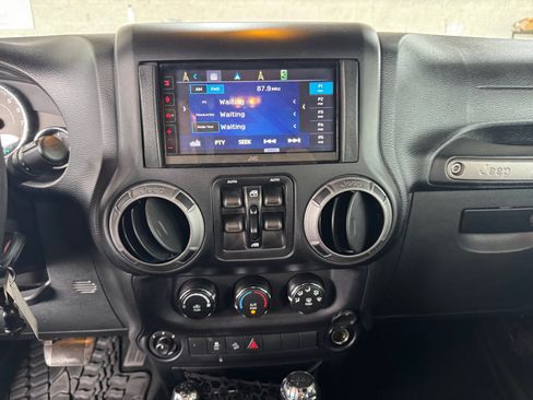 Used 2015 Jeep Wrangler Unlimited Sport w/ Quick Order Package 24S AWD/4WD image 15