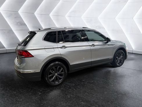 Used 2024 Volkswagen Tiguan SE w/ Panoramic Sunroof Package AWD/4WD image 4
