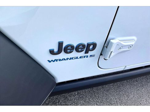 Certified 2024 Jeep Wrangler Unlimited Rubicon 4xe AWD/4WD image 39