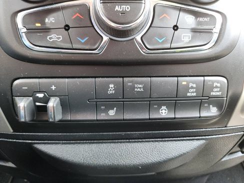Used 2018 RAM 1500 SLT AWD/4WD image 27