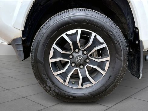 Used 2016 Toyota Tacoma TRD Sport w/ Towing Package image 11