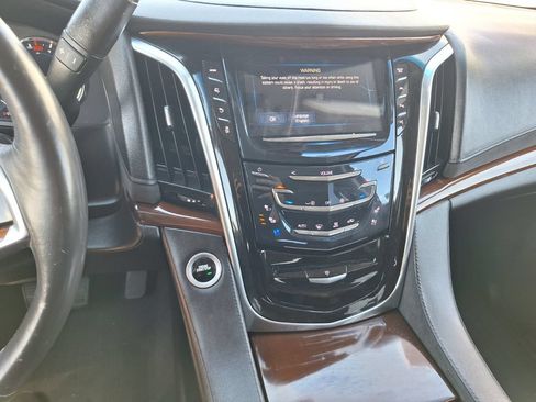 Used 2018 Cadillac Escalade ESV Luxury RWD image 17