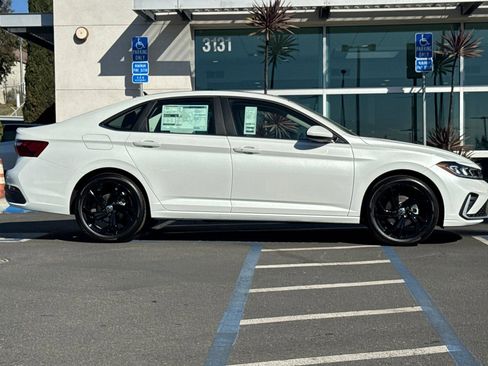 New 2026 Volkswagen Jetta SE image 4