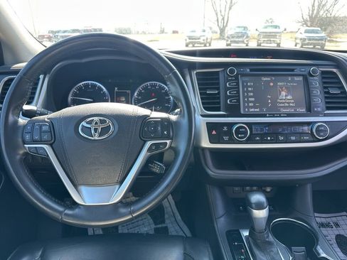 Used 2017 Toyota Highlander XLE AWD/4WD image 30