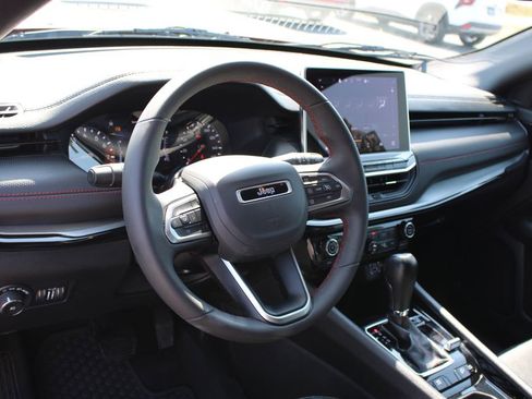 Used 2025 Jeep Compass Trailhawk image 22