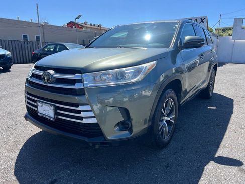 Used 2019 Toyota Highlander LE image 2